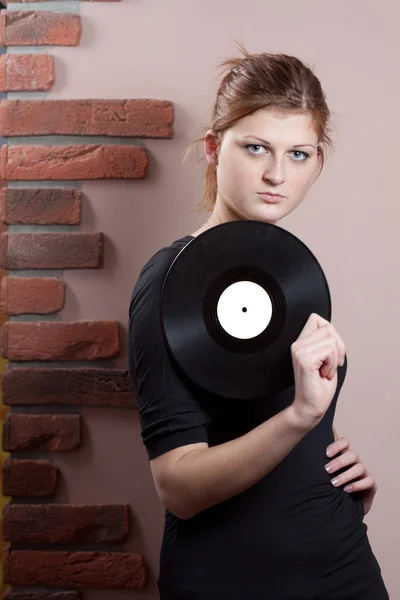 Portret van mooi meisje met vinyl schijf — Stockfoto