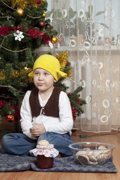 Grappige jongen met blikje jam — Stockfoto