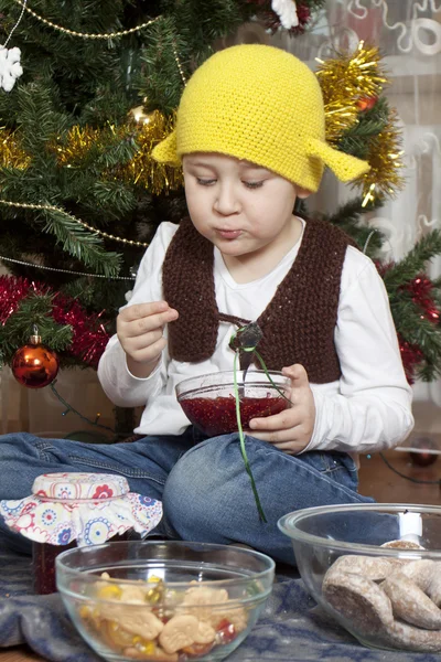 Grappige jongen met blikje jam — Stockfoto