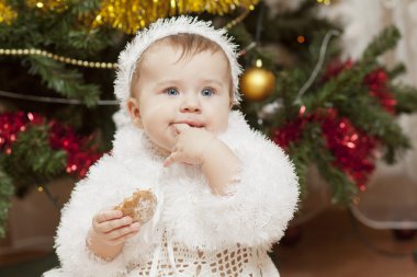 mutlu küçük bebek kız meyve ile oynama