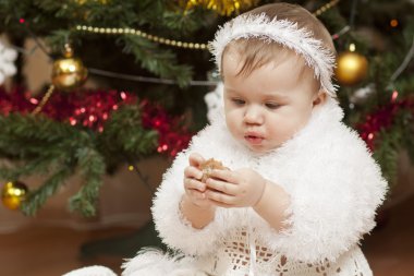 mutlu küçük bebek kız meyve ile oynama