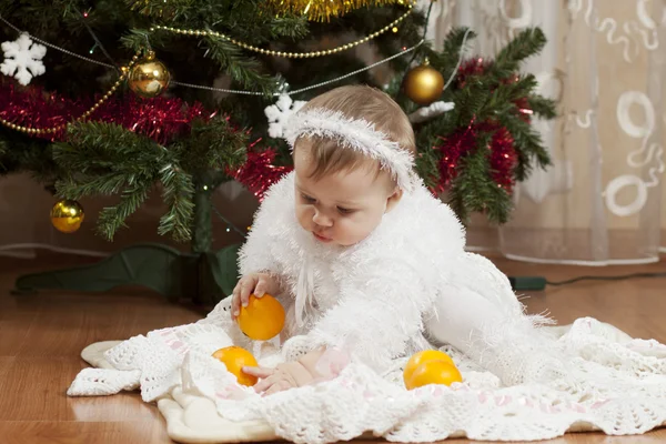 Glückliches kleines Mädchen spielt mit Früchten — Stockfoto