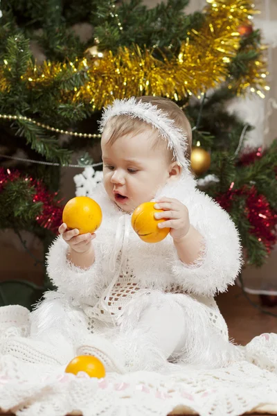 Bonne petite fille jouant avec les fruits — Photo