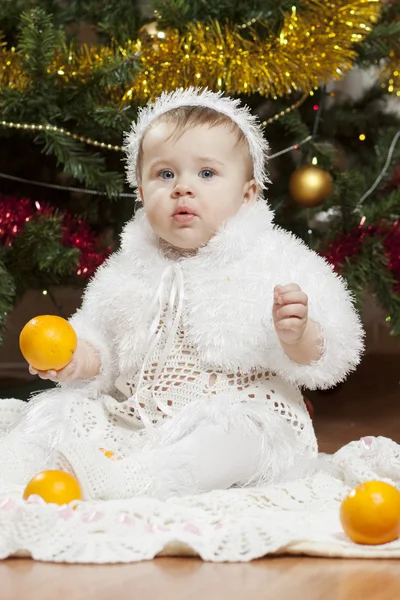 행복 한 아기 소녀 과일 놀고 — 스톡 사진