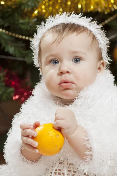 Gelukkig weinig meisje van de baby spelen met vruchten — Stockfoto