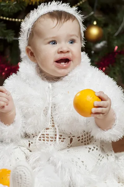 Szczęśliwy mało dziewczynka gra z owocami — Zdjęcie stockowe