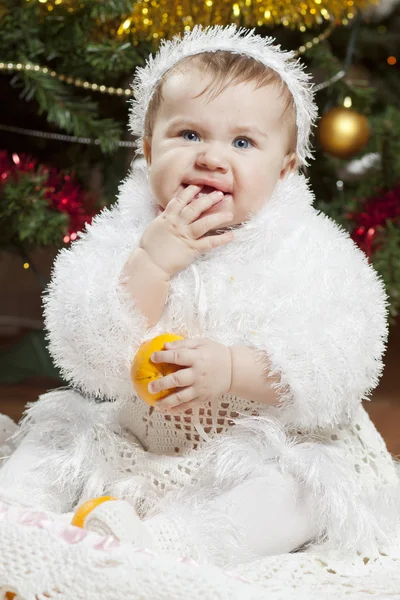 Feliz niña jugando con frutas —  Fotos de Stock