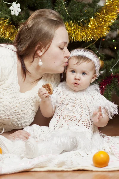 Glückliches kleines Baby mit ihrer Mutter — Stockfoto