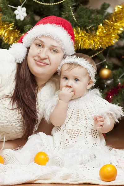 Piccolo bambino felice con sua madre — Foto Stock