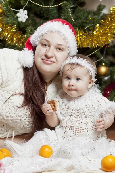 Gelukkig weinig baby met haar moeder — Stockfoto