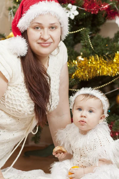 Gelukkig weinig baby met haar moeder — Stockfoto