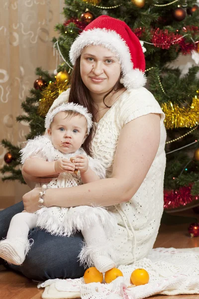 Gelukkig weinig baby met haar moeder — Stockfoto