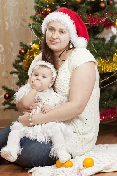 Piccolo bambino felice con sua madre — Foto Stock