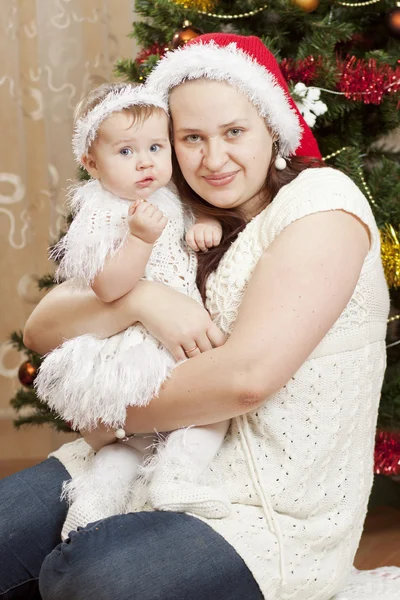 Piccolo bambino felice con sua madre — Foto Stock