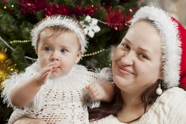 Glückliches kleines Baby mit ihrer Mutter — Stockfoto