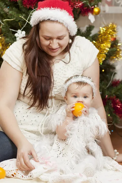 Glückliches kleines Baby mit ihrer Mutter — Stockfoto