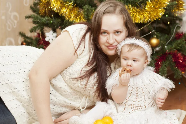Gelukkig weinig baby met haar moeder — Stockfoto