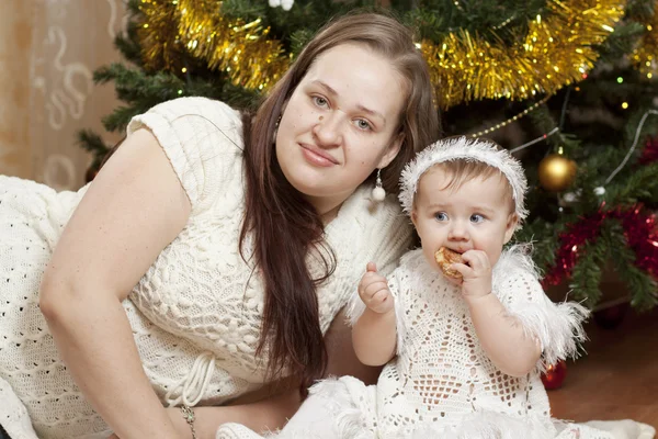 Piccolo bambino felice con sua madre — Foto Stock