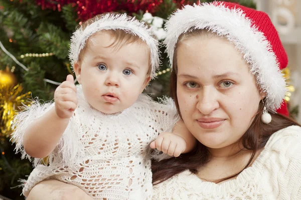 Glückliches kleines Baby mit ihrer Mutter — Stockfoto