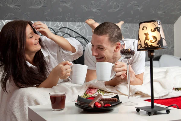 Desayuno en una mesa con pareja tumbada —  Fotos de Stock