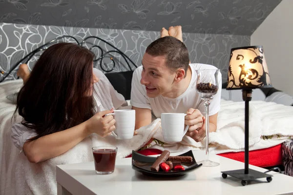 Desayuno en una mesa con pareja tumbada —  Fotos de Stock
