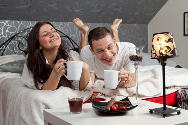 Petit déjeuner sur une table avec couple couché — Photo