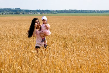 güzel kızı tutan anne