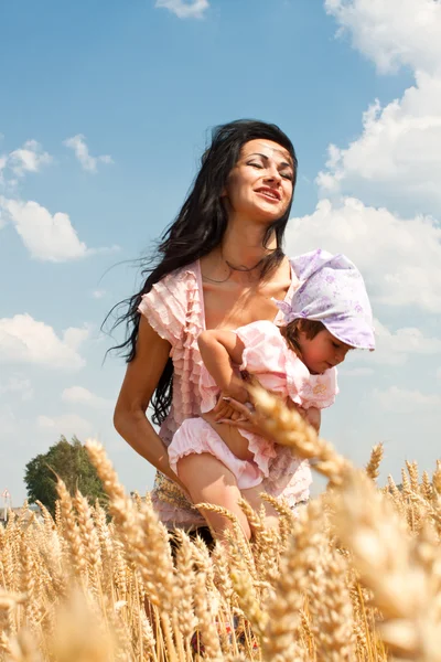 Madre sosteniendo a su encantadora hija — Foto de Stock