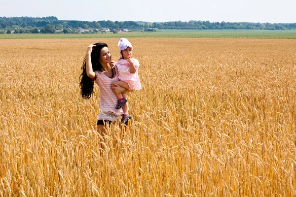 Güzel kızı tutan anne — Stok fotoğraf