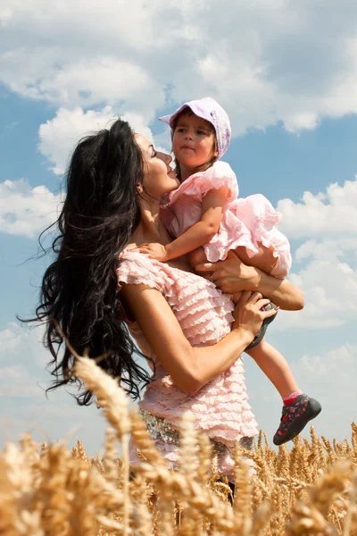 Madre sosteniendo a su encantadora hija —  Fotos de Stock