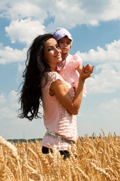 Mãe segurando sua linda filha — Fotografia de Stock