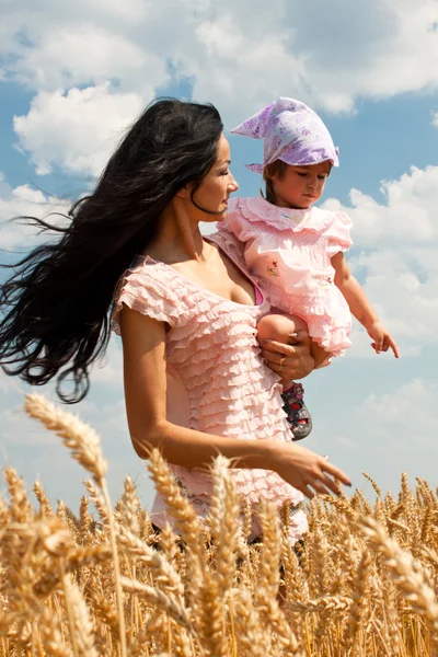 Mutter hält ihre schöne Tochter — Stockfoto