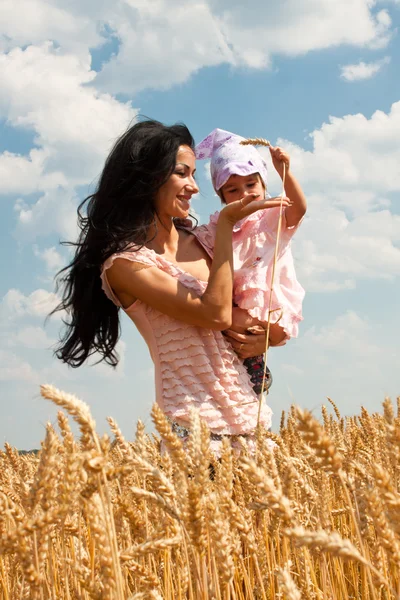 Mãe segurando sua linda filha — Fotografia de Stock