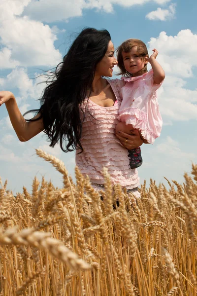 彼女の美しい娘を抱いて踊る母親 — ストック写真