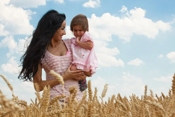 Madre tenendo la sua bella figlia — Foto Stock