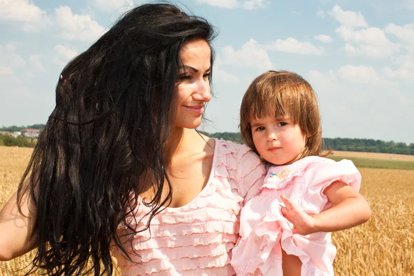 Madre tenendo la sua bella figlia — Foto Stock