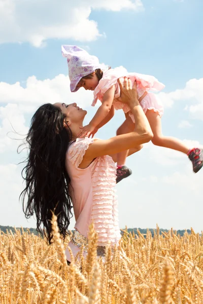 Mutter hält ihre schöne Tochter — Stockfoto