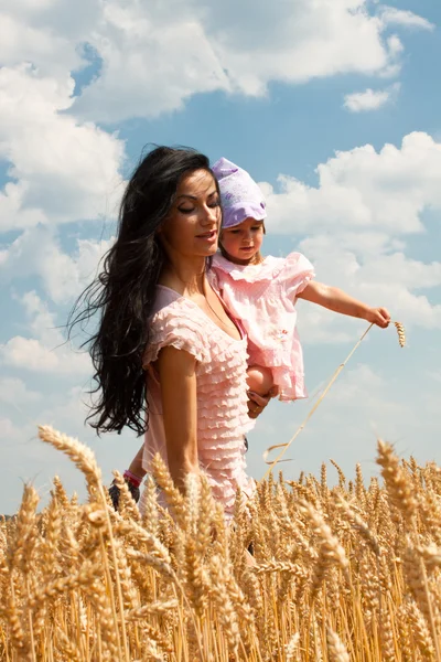 Modern som håller hennes vackra dotter — Stockfoto