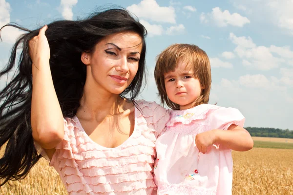 Mãe segurando sua linda filha — Fotografia de Stock