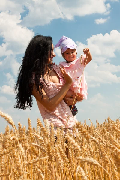 Mãe segurando sua linda filha — Fotografia de Stock