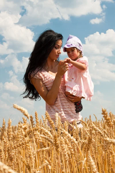 Mãe segurando sua linda filha — Fotografia de Stock