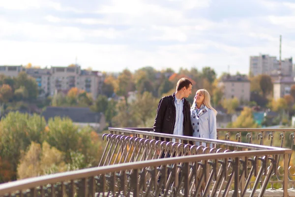 Romantisches Paar küsst sich im Herbstpark — Stockfoto