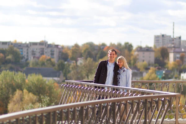 Romantisches Paar küsst sich im Herbstpark — Stockfoto