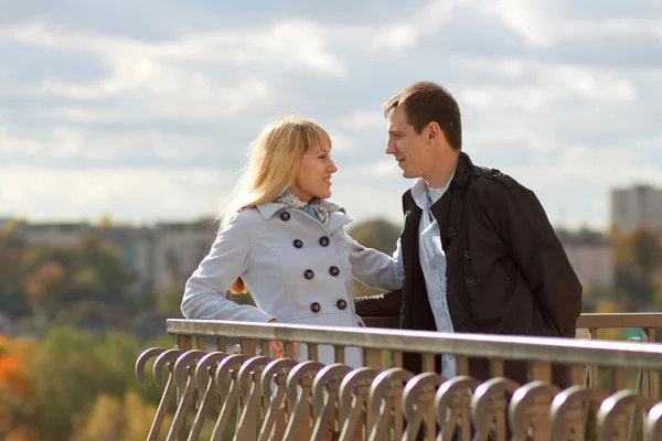 Couple romantique baisers dans le parc d'automne — Photo