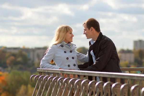 Romantický pár líbání v podzimním parku — Stock fotografie