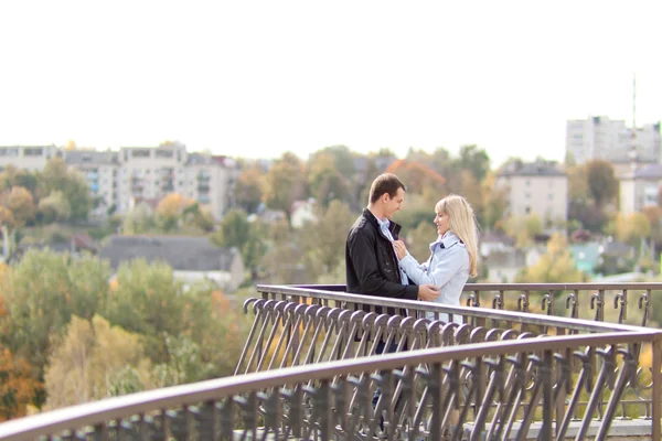 Romantický pár líbání v podzimním parku — Stock fotografie