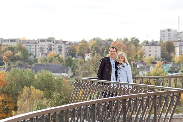 Romantisches Paar küsst sich im Herbstpark — Stockfoto