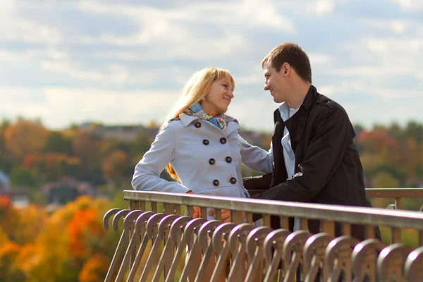 Romantisches Paar küsst sich im Herbstpark — Stockfoto