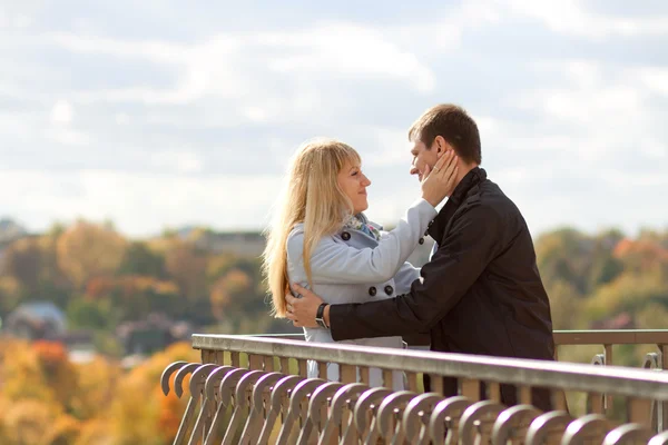 Romantiska par kyssas i höst park — Stockfoto