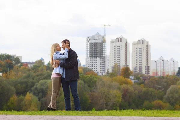 Couple heureux baisers — Photo